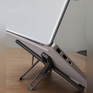 Ajdustable laptop holder
